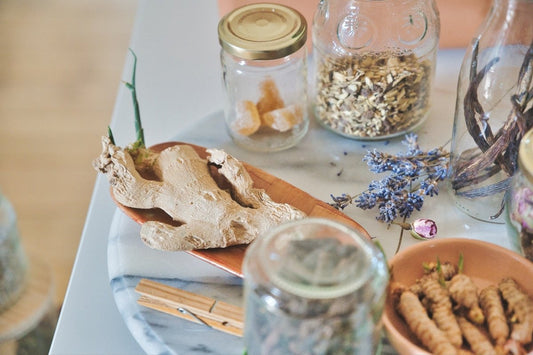 ¿CÓMO BALANCEAR LAS HORMONAS NATURALMENTE? 3 ADAPTÓGENOS PARA LA SALUD FEMENINA - AHAL Bio Cosmética