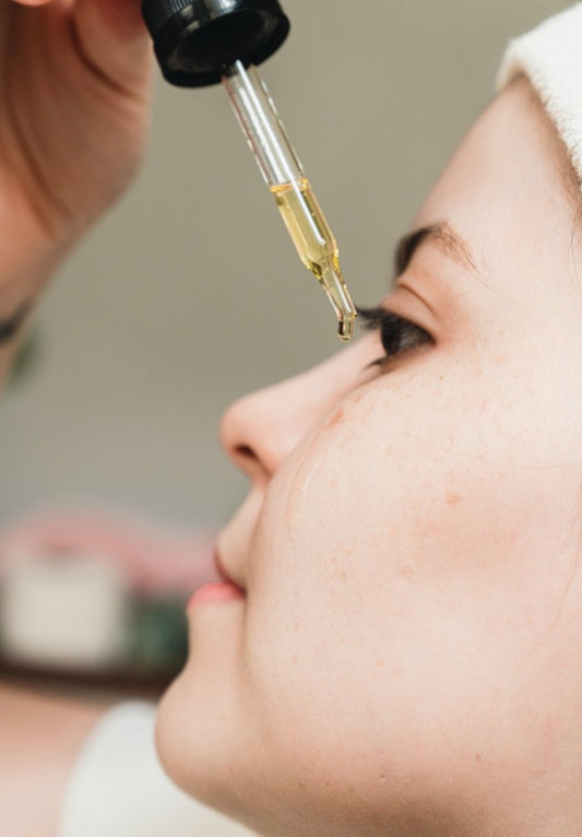 ¿Qué serum facial debo utilizar si mi piel es grasa? - AHAL Bio Cosmética