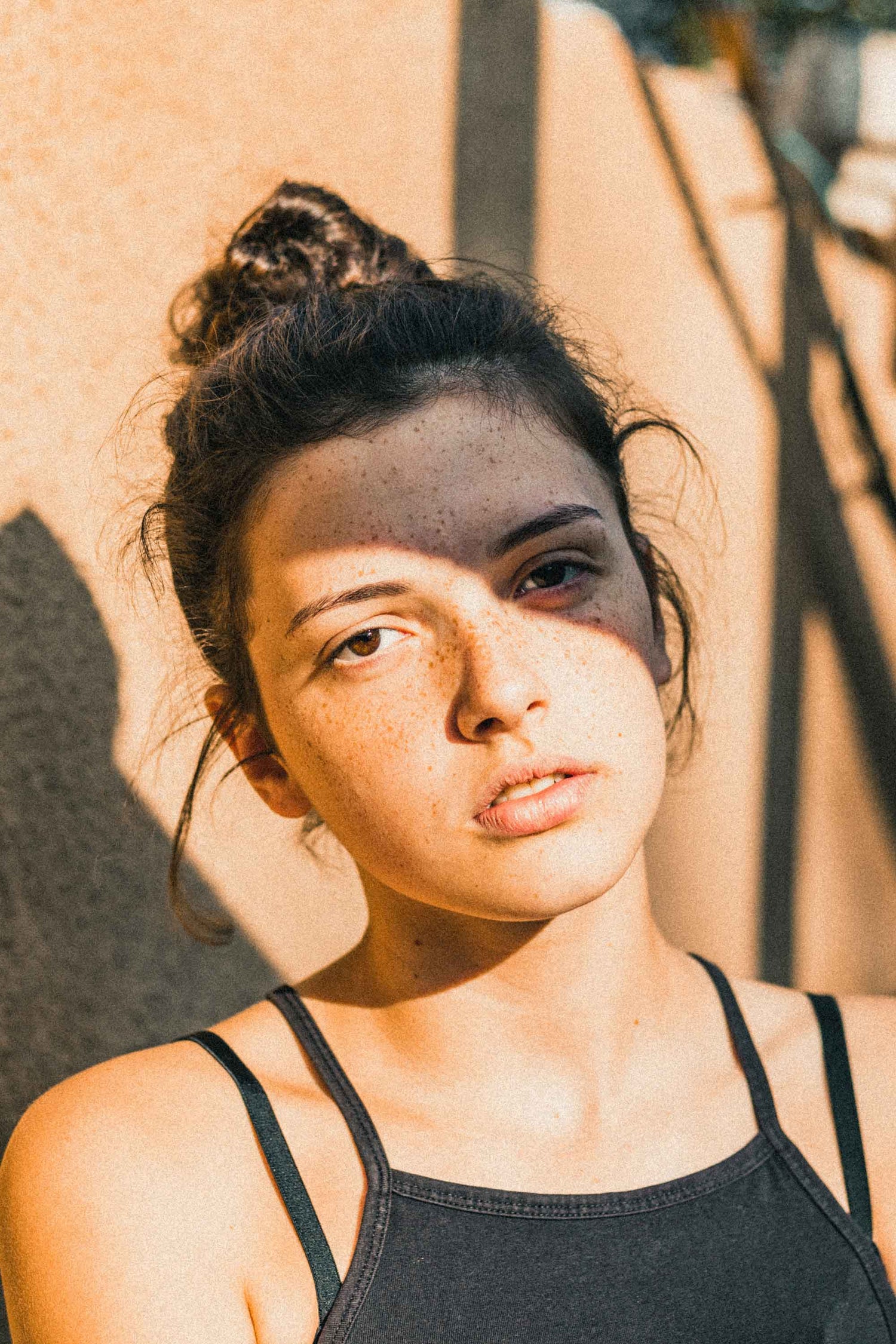Mujer con maquillaje natural y sin químicos - Cosmética consciente