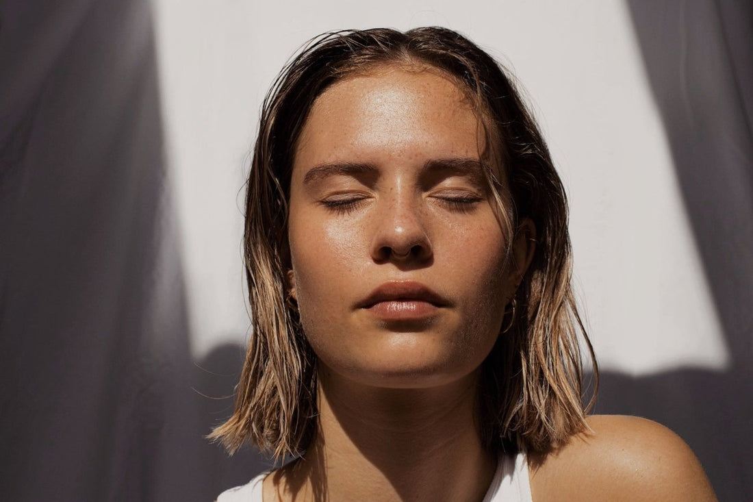 ¿EL MAQUILLAJE CADUCA? QUÉ PASA SI USAMOS COSMÉTICOS VIEJOS - AHAL Bio Cosmética