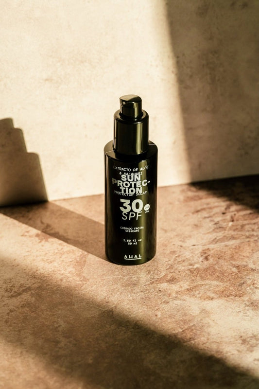 LA VERDAD DETRÁS DE TU PROTECTOR SOLAR: 5 INGREDIENTES TÓXICOS QUE DEBES EVITAR - AHAL Bio Cosmética